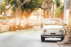 Piccolo retro automobile sulla vecchia annata della via, bello giorno di estate in Italia, giro di viaggio immagine stock Piccolo retro automobile sulla vecchia annata della via, bello giorno di estate in Italia, giro di viaggio immagine stock