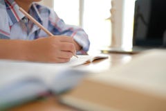 piccolo scolaro asiatico del ragazzo del bambino che scrive attingendo taccuino Chil fotografie stock piccolo scolaro asiatico del ragazzo del bambino che scrive attingendo taccuino Chil fotografie stock