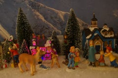 Piccolo villaggio miniatura con la decorazione di Natale immagine stock Piccolo villaggio miniatura con la decorazione di Natale immagine stock