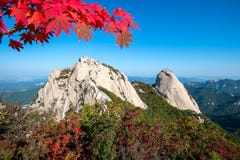 Pico de Baegundae e montanhas de Bukhansan no outono imagens de stock Pico de Baegundae e montanhas de Bukhansan no outono imagens de stock