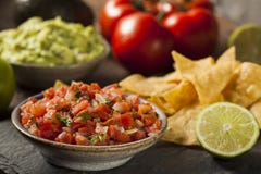 Pico De Gallo Salsa e chip casalinghi fotografia stock Pico De Gallo Salsa e chip casalinghi fotografia stock
