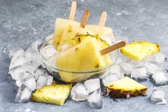 Picolés caseiros deliciosos do abacaxi em cubos de gelo Gray Background Summer Food Concept acima de horizontal foto de stock royalty free Picolés caseiros deliciosos do abacaxi em cubos de gelo Gray Background Summer Food Concept acima de horizontal foto de stock royalty free