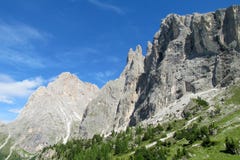 Picos rocosos hermosos de las montañas de la dolomía y cuestas verdes Fotos de archivo libres de regalías Picos rocosos hermosos de las montañas de la dolomía y cuestas verdes Fotos de archivo libres de regalías