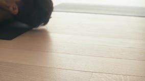 Pie de un hombre que hace asana de la yoga Pie de un hombre que hace asana de la yoga