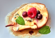 Piec bonkreta z błękitnym serem i cukierem słuzyć withraspberry, błękitnym obraz stock Piec bonkreta z błękitnym serem i cukierem słuzyć withraspberry, błękitnym obraz stock