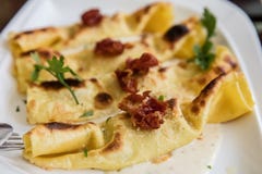 Piec Cannelloni wypełniający z ricotta obrazy stock Piec Cannelloni wypełniający z ricotta obrazy stock