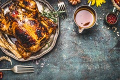 Piec indyk z kumberlandem słuzyć dla dziękczynienie gościa restauracji na wieśniaka stołu tle zdjęcia stock Piec indyk z kumberlandem słuzyć dla dziękczynienie gościa restauracji na wieśniaka stołu tle zdjęcia stock