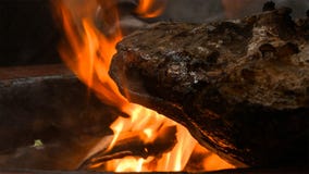 Piec na grillu i dymiący wieprzowiny udo na fachowym grillu Opieczenia Praga baleron z bornfire fotografia royalty free Piec na grillu i dymiący wieprzowiny udo na fachowym grillu Opieczenia Praga baleron z bornfire fotografia royalty free