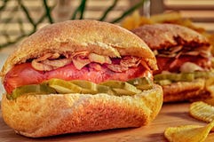 Piec na grillu Wiener z smażyć cebulami lub hot dog Chicago stylu hot dog z musztardą, zalewą i cebulą, chip ziemniaka odosobnion obraz stock Piec na grillu Wiener z smażyć cebulami lub hot dog Chicago stylu hot dog z musztardą, zalewą i cebulą, chip ziemniaka odosobnion obraz stock