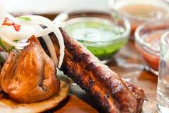 Piec na grillu wieprzowina ziobro z różnymi kumberlandami zamykają up obraz royalty free Piec na grillu wieprzowina ziobro z różnymi kumberlandami zamykają up obraz royalty free