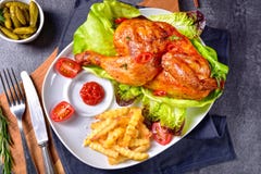 Pieczony kurczak z układami scalonymi i sałatką obraz stock Pieczony kurczak z układami scalonymi i sałatką obraz stock