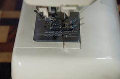 Pied de machine à coudre et de pression dans la fin images libres de droits Pied de machine à coudre et de pression dans la fin images libres de droits