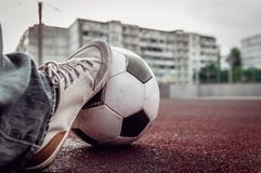 Piede di un uomo su un pallone da calcio fotografia stock Piede di un uomo su un pallone da calcio fotografia stock