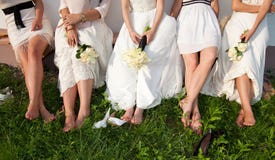 Piedini delle damigelle d'onore e della sposa fotografie stock Piedini delle damigelle d'onore e della sposa fotografie stock