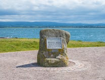 Piedra conmemorativa del adivino de Brahan en el Ross-condado Escocia de Fortrose del punto de Chanonry foto de archivo libre de regalías Piedra conmemorativa del adivino de Brahan en el Ross-condado Escocia de Fortrose del punto de Chanonry foto de archivo libre de regalías