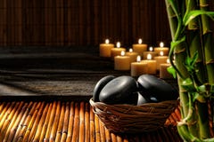 Piedras del masaje en cesta en balneario holístico de la salud Piedras del masaje en cesta en balneario holístico de la salud