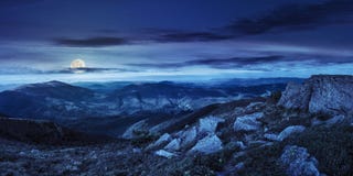 Piedras en valle encima de la cordillera en la noche imagenes de archivo Piedras en valle encima de la cordillera en la noche imagenes de archivo