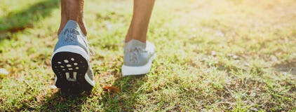 Pieds courants d'homme prêts pour la course au parc public Mode de vie et sport sains Bannière avec l'espace de copie photo libre de droits Pieds courants d'homme prêts pour la course au parc public Mode de vie et sport sains Bannière avec l'espace de copie photo libre de droits