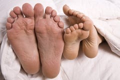 Pieds d'homme et de femme dans le bâti images stock Pieds d'homme et de femme dans le bâti images stock