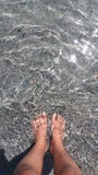 Pieds d'une femme prenant un bain de d?tente photographie stock Pieds d'une femme prenant un bain de d?tente photographie stock