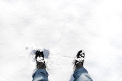 Pieds dans des bottes en cuir dans la neige profonde sur le temps ensoleillé d'hiver images stock Pieds dans des bottes en cuir dans la neige profonde sur le temps ensoleillé d'hiver images stock