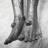 Pieds de Jesus Christ dans la croix sainte image stock Pieds de Jesus Christ dans la croix sainte image stock