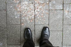 Pieds et chaussure près des crottes de pigeon Photo stock Pieds et chaussure près des crottes de pigeon Photo stock