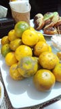 Piel amarilla de la fruta anaranjada en tabla jpg imagenes de archivo Piel amarilla de la fruta anaranjada en tabla jpg imagenes de archivo