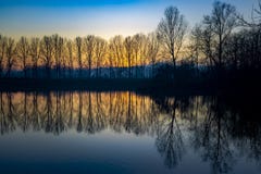 Piemonte, Italia, fronte lago al tramonto, nel parco del fiume po fotografie stock Piemonte, Italia, fronte lago al tramonto, nel parco del fiume po fotografie stock