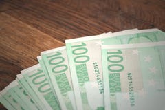 Pieniądze sto euro na drewnianym stole obrazy stock Pieniądze sto euro na drewnianym stole obrazy stock