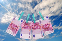 pieniądze suszarnicze clothesline banknotów euro Zdjęcia Stock pieniądze suszarnicze clothesline banknotów euro Zdjęcia Stock