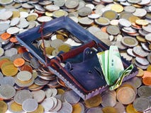 Pieniądze przy oklepem na monetach zdjęcie stock Pieniądze przy oklepem na monetach zdjęcie stock