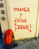 Piensa y Lucha, ¡ Joder d'Â ! Quelques personnes révolutionnaires de messages peuvent trouver partout dans la traînée espagnole, Photos stock Piensa y Lucha, ¡ Joder d'Â ! Quelques personnes révolutionnaires de messages peuvent trouver partout dans la traînée espagnole, Photos stock