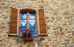 Pienza, †dell'Italia “22 luglio 2017: Finestra italiana tipica con gli otturatori su una parete di pietra nella città antica Pi Immagine Stock Libera da Diritti Pienza, †dell'Italia “22 luglio 2017: Finestra italiana tipica con gli otturatori su una parete di pietra nella città antica Pi Immagine Stock Libera da Diritti