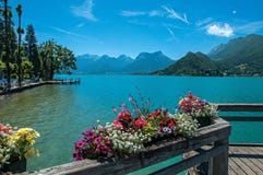 Pier mit Blumen auf dem See von Annecy, im Dorf von Talloires Stockbild Pier mit Blumen auf dem See von Annecy, im Dorf von Talloires Stockbild