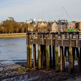 Pier Overlooking en bois la ville de Londres images stock Pier Overlooking en bois la ville de Londres images stock