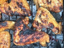 Pierna de pollo asada a la parilla en la parrilla imagen de archivo libre de regalías Pierna de pollo asada a la parilla en la parrilla imagen de archivo libre de regalías