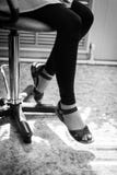 Piernas de la muchacha en las sandalias que se sientan en una silla Foto blanco y negro de Pek?n, China muchacha en sandalias imagen de archivo Piernas de la muchacha en las sandalias que se sientan en una silla Foto blanco y negro de Pek?n, China muchacha en sandalias imagen de archivo