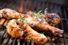 Piernas de pollo asadas a la parrilla imagen de archivo libre de regalías Piernas de pollo asadas a la parrilla imagen de archivo libre de regalías
