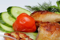 Piernas de pollo frito con las verduras en una placa fotos de archivo Piernas de pollo frito con las verduras en una placa fotos de archivo