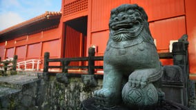 Pierre de lion de Shisa à la porte de Hoshimmon, château de Shuri photo stock Pierre de lion de Shisa à la porte de Hoshimmon, château de Shuri photo stock