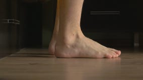 Pies masculinos jovenes salir de la cama almacen de video Pies masculinos jovenes salir de la cama almacen de video