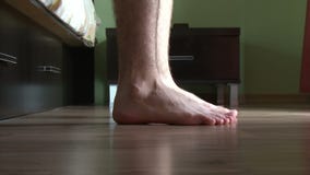 Pies masculinos salir de la cama almacen de video Pies masculinos salir de la cama almacen de video
