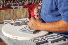 Pietra dell'uomo che scolpisce i numeri fotografie stock libere da diritti Pietra dell'uomo che scolpisce i numeri fotografie stock libere da diritti