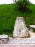 Pietra misteriosa con un messaggio cifrato e segni misteriosi dai medio evo La pietra del Templar immagine stock libera da diritti Pietra misteriosa con un messaggio cifrato e segni misteriosi dai medio evo La pietra del Templar immagine stock libera da diritti