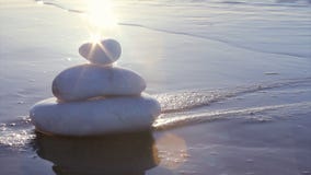 Pietre nello stile di zen e nelle onde del mare Pietre nello stile di zen e nelle onde del mare