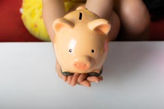 Piggybank владением руки женщины стоковые изображения rf Piggybank владением руки женщины стоковые изображения rf
