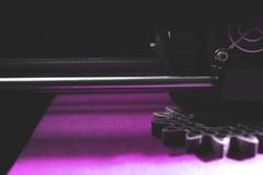 Pignons droits de fabrication de FDM 3D-printer de filament argent-gris sur bande magenta d'impression - vue obscurcie de partie photos stock Pignons droits de fabrication de FDM 3D-printer de filament argent-gris sur bande magenta d'impression - vue obscurcie de partie photos stock