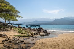 Pijler bij het Strand van Praia DA Feiticeira - Ilhabela, Sao Paulo, Brazilië royalty-vrije stock afbeelding Pijler bij het Strand van Praia DA Feiticeira - Ilhabela, Sao Paulo, Brazilië royalty-vrije stock afbeelding