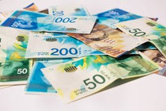 Pila de diverso de las cuentas de dinero israelíes del shekel fotografía de archivo libre de regalías Pila de diverso de las cuentas de dinero israelíes del shekel fotografía de archivo libre de regalías